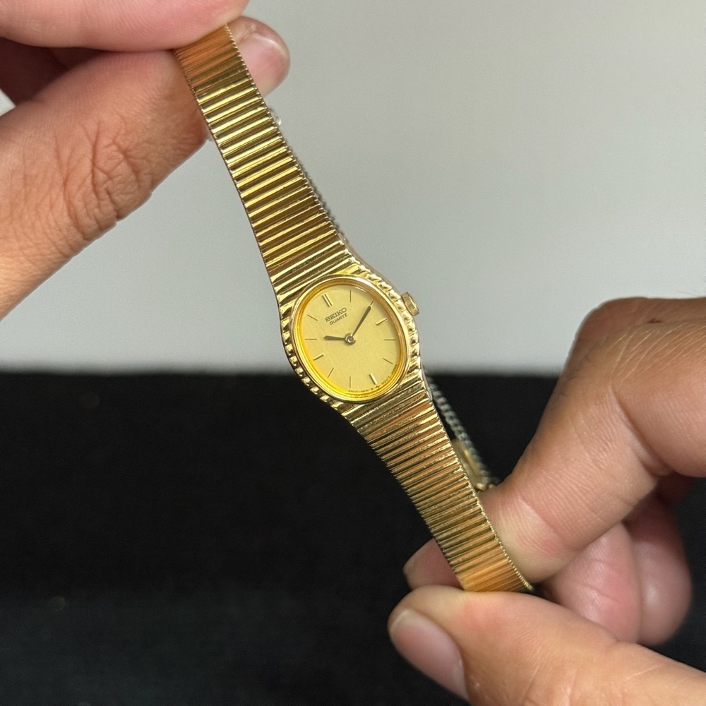 GOLD TONE SEIKO WOMAN WATCH OVAL DIAL